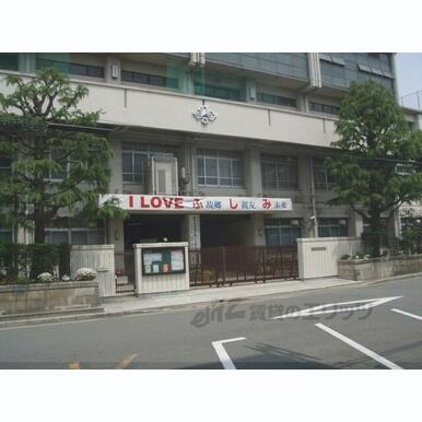 伏見中学校 距離:350m