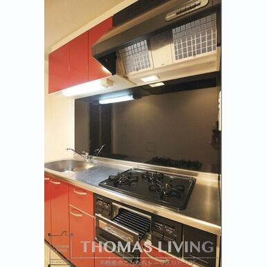 3口コンロとグリル付きのシステムキッチンです。