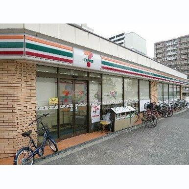 セブン‐イレブン 大阪北堀江2丁目店 距離:98m
