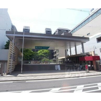池坊短期大学 距離：1,555m