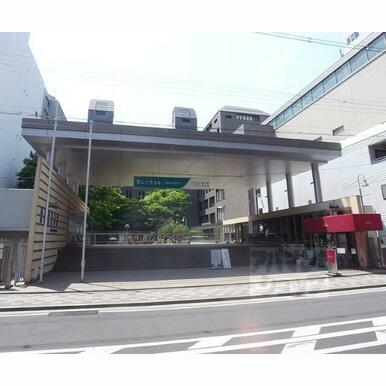池坊短期大学 距離:1,555m