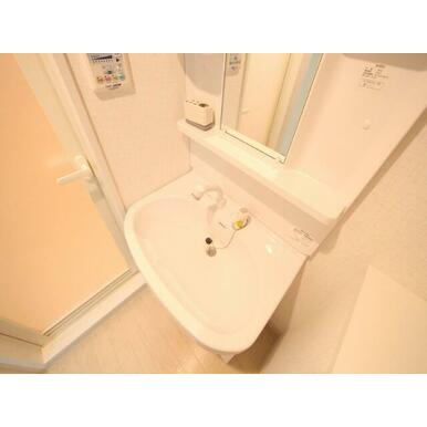脱衣所　独立洗面台（シャンプードレッサー）洗濯機用意できます