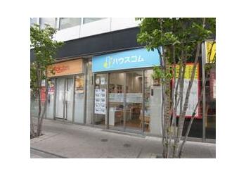 調布駅中央口南側ロータリーを抜けたビルの１階。ドトールコーヒーが目印です
