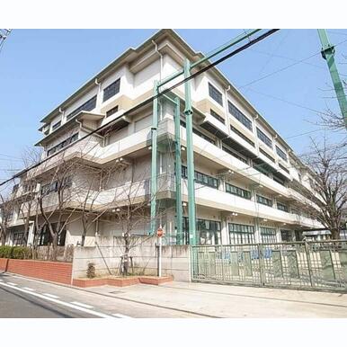 御所南小学校 距離:128m