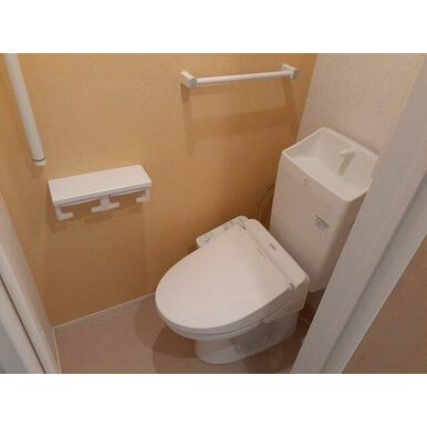 落ち着いた色調のトイレです