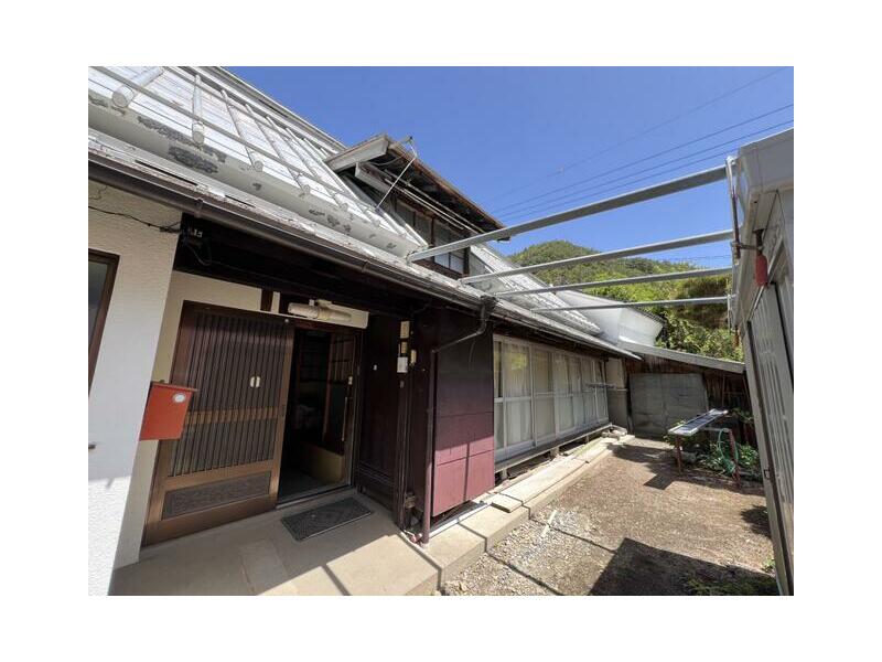 Fuefuki-shi, Ashibuki-cho, Ushikawa-cho, 2F 8DK

3 million yen