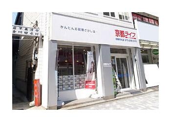 四条通に面したスタイリッシュな外観です。