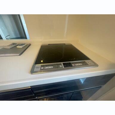 IHクッキングヒーターです!お手入れも楽々ですね。