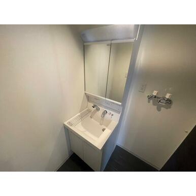 こちらに洗面台があります。朝の洗顔はこちらで。