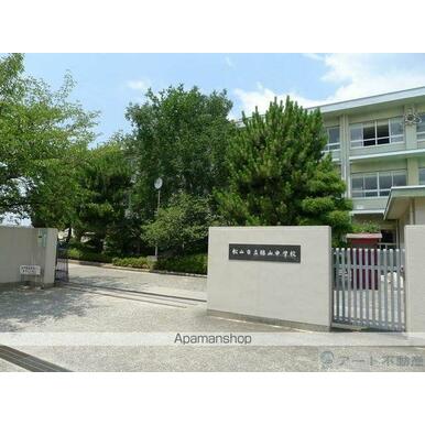 勝山中学校 距離:1,439m