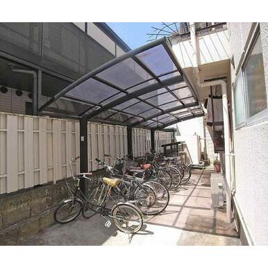 バイクも停めれる屋根付き...
