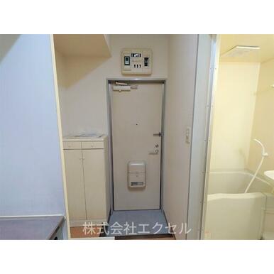 シューズボックス完備の玄関です。