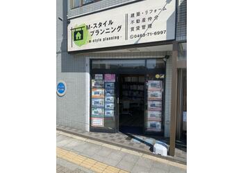 秦野駅北口から徒歩３分。水無川を渡ってすぐ目の前です。