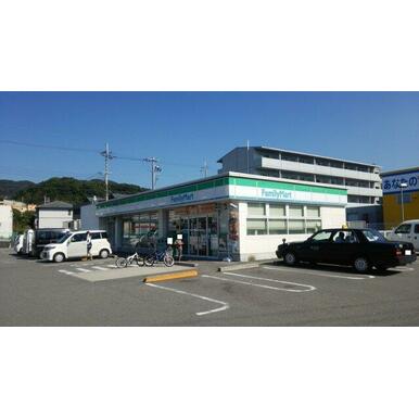 ファミリーマート 岩出紀泉台店様 距離：915m