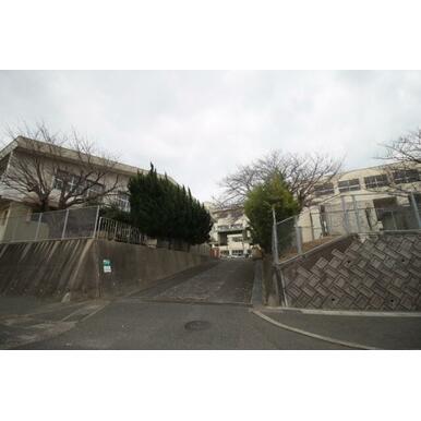 下関市立川中小学校 距離:2,327m