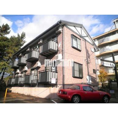 鉄骨2階建のマンションです。