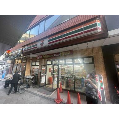 セブンイレブン荒川西日暮里5丁目店 距離:140m