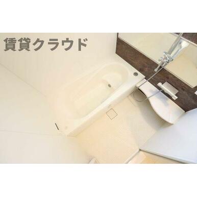 足が伸ばせる一坪タイプのお風呂で一日の疲れを癒しましょう！