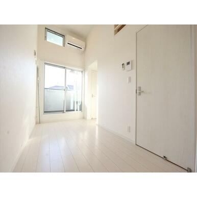 洋室５．８帖　ロフト５．４帖（収納にも寝室にも使えます）
