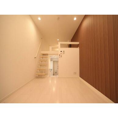 洋室６．４帖　上階ロフト６帖（収納でもお部屋でも使えます）