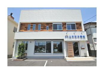 ランダム貼りした3色レッドシダーが目印。駐車スペース6台分ございます。