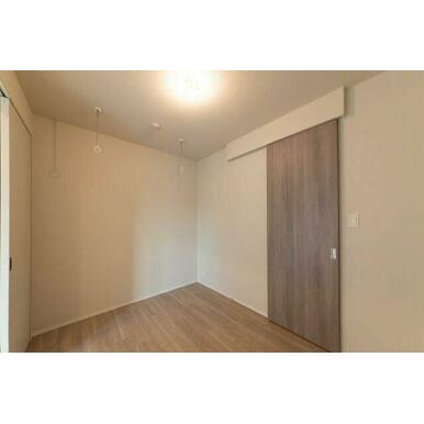 落ち着いた色調の寝室です