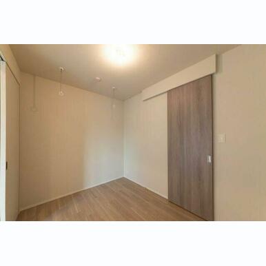 落ち着いた色調の寝室です