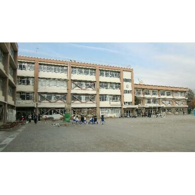 稲城市立稲城第三小学校 距離：728m