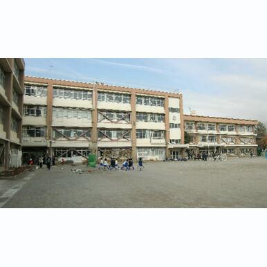 稲城市立稲城第三小学校 距離:728m
