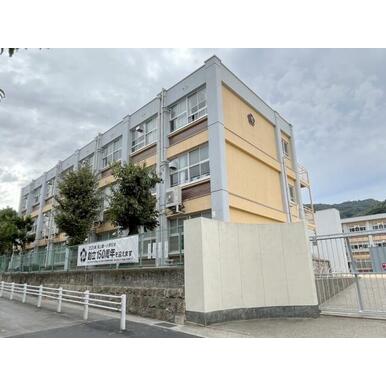 神戸市立本山第一小学校 距離：865m