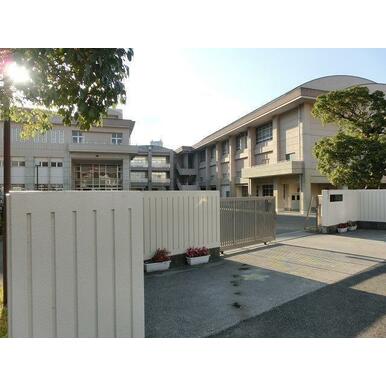 黒崎中学校 距離:1,100m