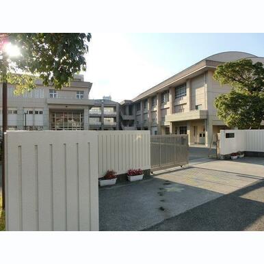 黒崎中学校 距離:1,100m