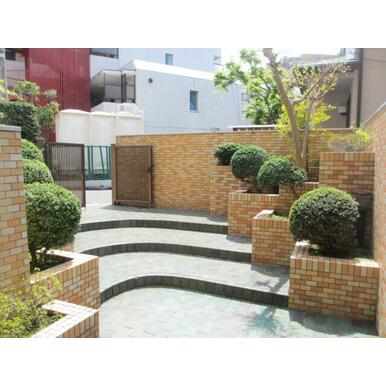 門から中に少し階段があります