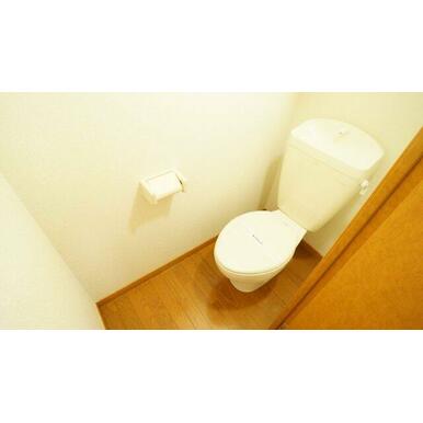 温かみのある色調でリラックスできるトイレ
