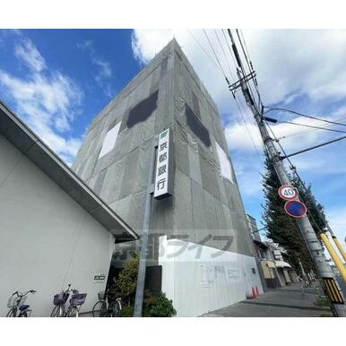 建築中