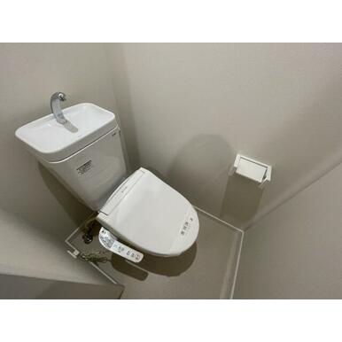 温水洗浄便座付きのトイレ♪