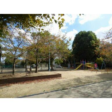 玉津公園 距離:1,294m