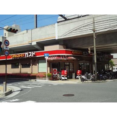 ガスト　阪急岡町駅前店 距離：378m