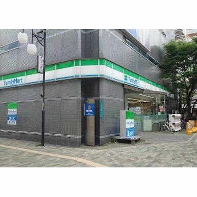 ファミリーマート 弁天町駅前店 距離:779m