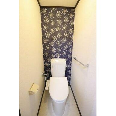 トイレはシャワー機能付きの暖房便座が付いています。冷たい冬場も安心♪