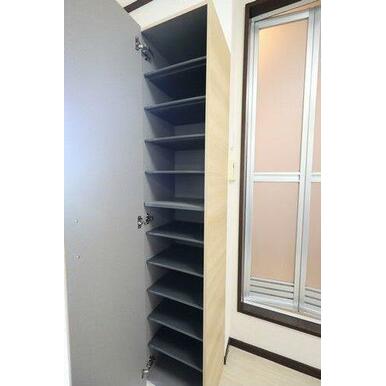 下駄箱や小物収納として利用できる棚も監視しております♪ストック類の保管にも◎