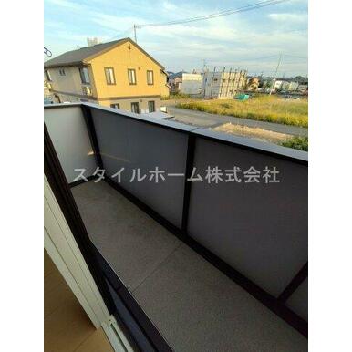 暖かな日差しのふりそそぐバルコニー
