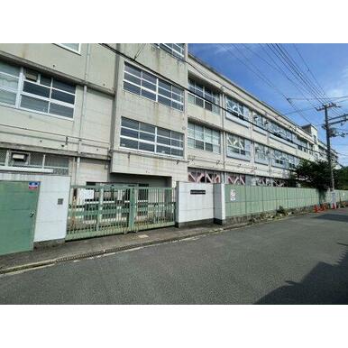 東大阪市立上小阪小学校 距離：1,024m