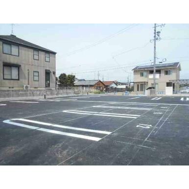 車をお持ちの方に嬉しい駐車場付きの物件です