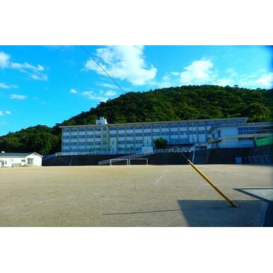 四郷中学校 距離：1,100m