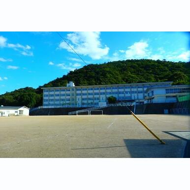 四郷中学校 距離:1,100m