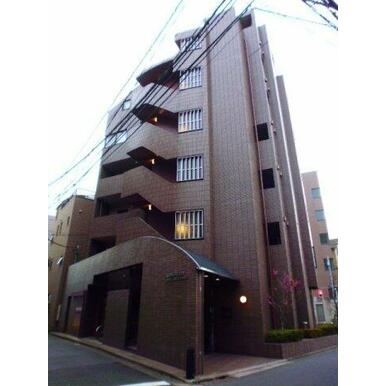 鉄筋コンクリート造のがっしりとした建物。