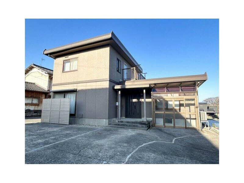 About a 5-minute walk from the Kitakitsubus "Kuratsuki 5-chome" stop