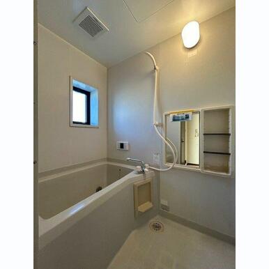 【浴室】小窓付きで採光&換気ができます