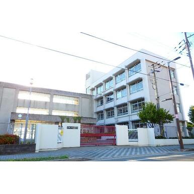 姫路市立広畑小学校 距離：990m